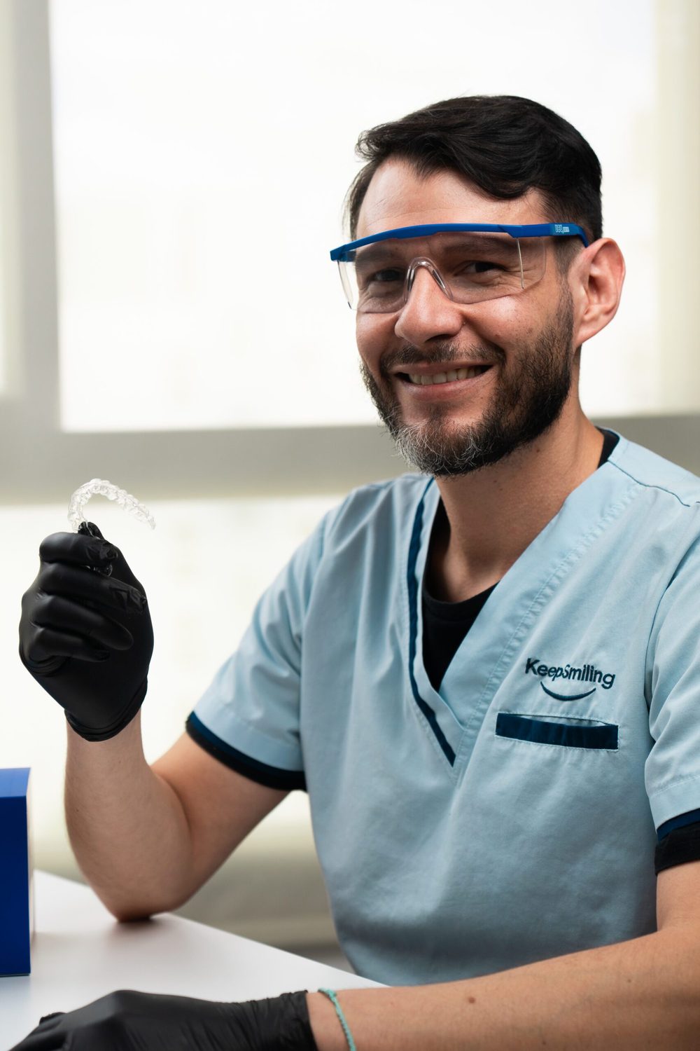 Técnico del laboratorio KeepSmiling con un alineador